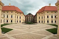 Zámek Slavkov u Brna - nádvoří 2.jpg