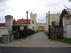 Přilehlý hlavní vjezd do areálu