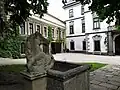 Nádvoří s barokním průčelím zámku a kašnou