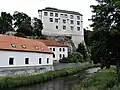 Východní křídlo zámku a nejstarší části bývalého hradu od řeky Oslavy