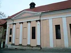 Zámek v Buštěhradu, západní fasáda zámecké kaple – dnes kostela Povýšení sv. Kříže