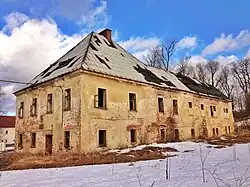 Ruina patrového zámku, modrá obloha