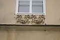 Girlandy pod okny, zbytek původního členění fasády.