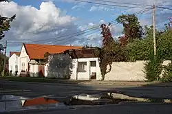 rozcestí ve středu vsi u obecního úřadu a zastávky autobusů