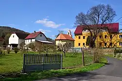 Střed vesnice s kaplí