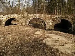 Zásmuky, barokní silniční most přes Výrovku ve Vlčím Dole.jpg