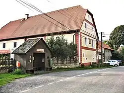 Autobusová zastávka v Zátyní na trase linky č. 281 z České Lípy přes Dřevčice do Dubé