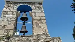 Zvony u kostela na horním okraji vesnice Zía