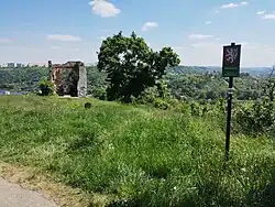 Zřícenina od přístupové cesty