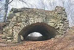 Pozůstatky hradního paláce na vrcholu