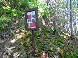 Zbytky zdí a informační tabule