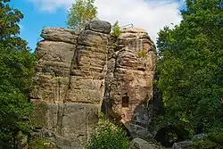 Skalní útvar s relikty hradu slouží jako vyhlídková plošina.