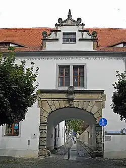 Barevná fotografie historické budovy Starého gymnázia v Žitavě