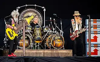 ZZ Top vystupují na Tons of Rock 2024. Zleva: Elwood Francis, Frank Beard, Billy Gibbons
