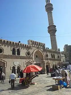 Průčelí stavby s minaretem.