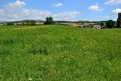 Rozoraný val mezi předhradím a střední částí hradiště