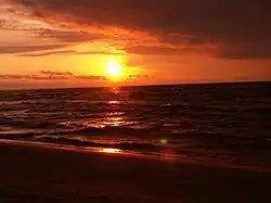 Pobřeží při západu slunce