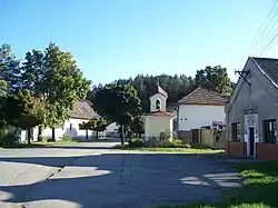 Náves s kapličkou v Zadní Třebani