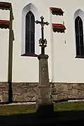 Kříž poblíž kostela