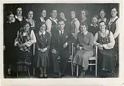 Skupinová fotografie ženského sboru s manažerem, Žagarė, Litva, 1934