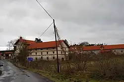 Hospodářský areál, ve kterém zámek stával