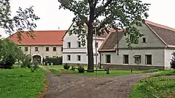 Lidová architektura jihovýchodně od návsi