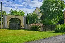 Zahrádka brána usedlosti čp. 11 červenec 2022.jpg