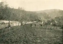 Zahrada Demartinky (rekonstrukce), křížek značí strom – místo napojení na utajenou vojenskou telefonní linku (1919)