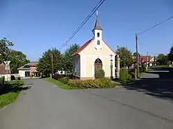 Kaple na návsi v Záhrobí