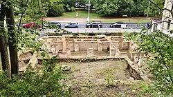 Obnažené základy zaniklé synagogy v místě dnešní proluky severně od domu na adrese: Hlavní třída 166/62