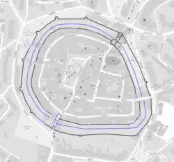 Hradební systém města Prachatice: dochované části opevnění hnědou barvou, nedochované části, zachovalé zpravidla pouze pod úrovní terénu, modře (zdroj mapového podkladu: www.openstreetmap.org)