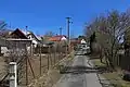 Průjezd k východní části vsi