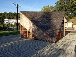 Turistický přístřešek u stezky