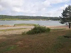 Břeh vodní nádrže