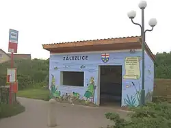 Originální výzdoba autobusové zastávky v Zálezlicích připomíná velkou vodu roku 2002
