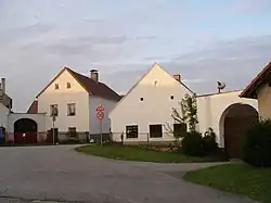 Východní konec návsi v Záluží (domy 17 a 14)