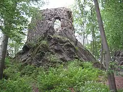 Zamek Hamrštejn, ruiny wieży-22.05.2012.JPG