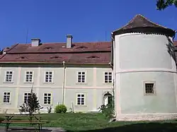 Jihozápadní strana zámku s kaplí