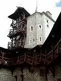 Hrad v Korzkwi - pohled na věž z nádvoří