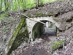 Zaniklé obydlí u vodopádu