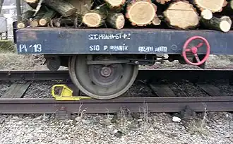 Zarážky se na železnici používají k zajištění kolejových vozidel proti nežádoucímu pohybu