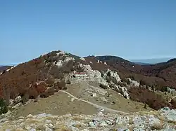 Pohled na Dom Zavižan a horu Vučjak