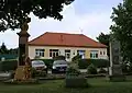 Obecní úřad a památníky obětí světových válek na návsi