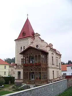 Zbraslav, vila Planá růže, od mostu.jpg