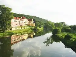 Lipanský potok u Zbraslavského zámku, kolem kterého se rozkládá přírodní památka