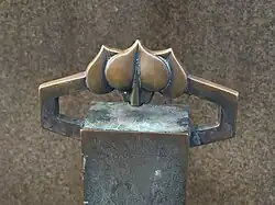 Sloupek od řetězu u pomníku svatého Václava