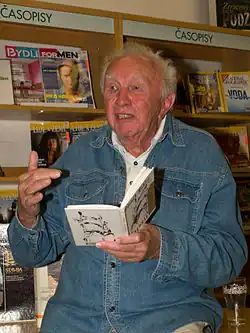 Zdeněk Mahler se svojí knihou Katedrála během besedy v Městské knihovně v Praze