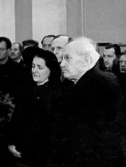 Ministr čs. vlády Zd. Nejedlý s Karlou Majerníkovou při rozloučení s C. Majerníkem