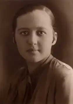 Zdenka Nedvědová-Nejedlá (maturitní foto, 1927)