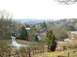 Chatičky v okolí Brnek